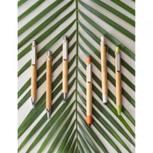 Caneta | Esferográfica em bambu com ponteira touch e clipe em metal. Os elementos coloridos são em fibra de trigo e ABS. Até 1,5 km de escrita. ø11 x 139 mm