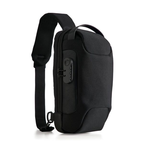Mochila de ombro com entrada USB e Micro USB lateral. A mochila possui, um compartimento principal com segredo (TSA).