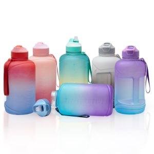 Garrafa PETG 2.2 litros com bico flip de silicone. Livre de BPA, a garrafa contém tampa com botão de acionamento para o bico com capa protetora, canudo acoplado e alça para transporte.