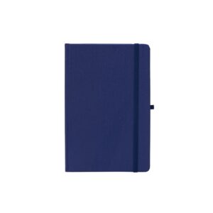 Caderneta em percalux escovado com suporte para caneta, elástico para lacre e marcador de página em cetim, contém aproximadamente 80 folhas com pauta na cor branca.