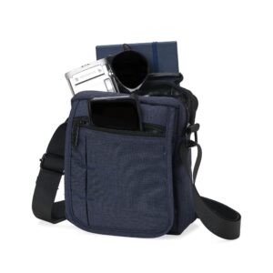 Bolsa de ombro confeccionada em nylon resistente a água, possui quatro compartimentos e uma alça de uso transversal.