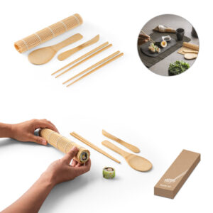 Kit para sushi em bambu com tapete, 2 pares de hashi, 1 colher e 1 faca em bambu. Fornecido em caixa presente de papel kraft. Caixa: 245 x 100 x 33 mm
