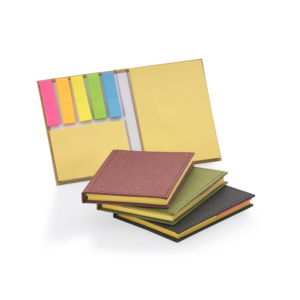 Mini caderno capa dura com 50 folhas, sticky notes e miolo sem pauta na cor amarela.