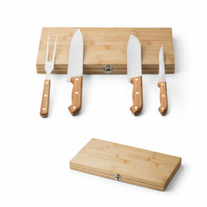 Kit churrasco em caixa de bambu. Composto por 4 utensílios em aço inox e bambu: faca japonesa, faca chefe, faca boning e garfo. Certificação EU Food Grade. Caixa: 350 x 179 x 29 mm.