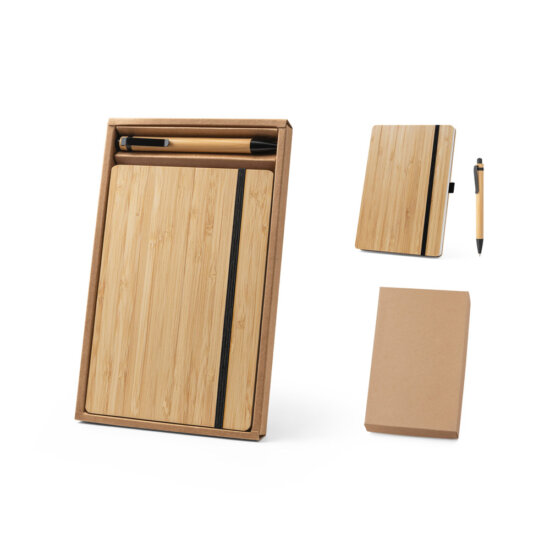 Kit escritório de caderno A5 e esferográfica em bambu. O caderno de capa e contracapa em placa de bambu e lombada em poliéster 100% reciclado (100% rPET). Interior contém 96 folhas pautadas com papel reciclado. Suporte para esferográfica (inclusa) e elástico para fecho do caderno. Esferográfica em bambu e escrita em preto. Fornecido em caixa presente de oferta de papel kraft reciclado. A cor e o resultado da impressão nos materiais naturais pode variar entre produtos. Caderno: 140 x 210 mm | Esferográfica: ø11 x 138 mm | Caixa de oferta: 160 x 255 x 18 mm