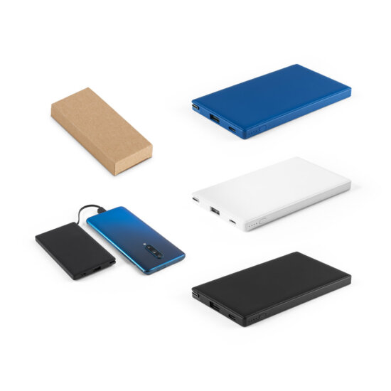 Power Bank | Bateria portátil em ABS 100% reciclado. Tem capacidade de 4.000 mAH e tempo de vida ≥ 500 ciclos. Possui porta de entrada USB-C, porta de saída USB-A e cabo USB-C integrado para carregar os seus dispositivos. Incluso um cabo de carregamento rápido USB-C para carregar a bateria portátil. Fornecida em caixa presente de papel kraft reciclado. 115 x 69 x 9 mm | Caixa: 121 x 95 x 17 mm